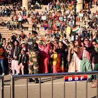 wagah borde, amritsar, Punjab, India, 02 febrero 2023 - bandera ceremonia por frontera seguridad fuerza bsf guardias a India-Pakistán frontera cerca attari amritsar, Punjab, India retenida cada día noche hora foto
