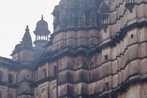 hermosa ver de orchha palacio fuerte, raja mahal y chaturhuj templo desde jahangir mahal, orcha, madhya pradesh, jahangir mahal - orchha fuerte en orcha, madhya pradesh, indio arqueológico sitios foto