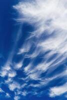 blanco cirro nubes en un azul cielo manchado por vientos foto