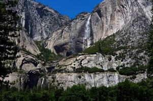 Superior y inferior yosemite caídas con azul cielo California foto