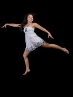 japonés americano mujer saltando en vestir grande sonrisa foto