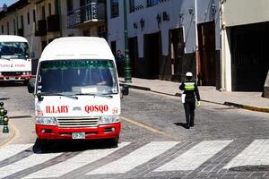 cusco, Perú, 2015 - autobuses y policía transito tráfico policía en calle de sur America foto