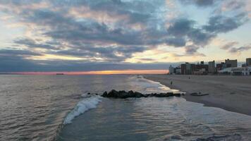 Panorama- Strand Landschaft. inspirieren tropisch Strand Seelandschaft Horizont video