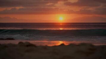 Panorama- Strand Landschaft. inspirieren tropisch Strand Seelandschaft Horizont video