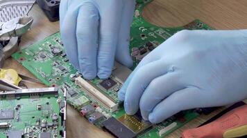 hoog techniek. detailopname handen reparatie laptop. hardware installatie werkwijze. 4k video