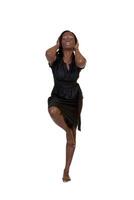atractivo africano americano mujer gris vestir trenzas foto