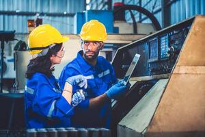 retrato de pesado industria trabajadores trabajando en el metal fabricación proceso por operando un torno a un máquina para acero estructura industria. foto