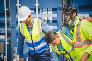 ingeniero vestir ppe urgentemente asistido el masculino técnica dentro envase como químico derramar en el envase Envío industria foto