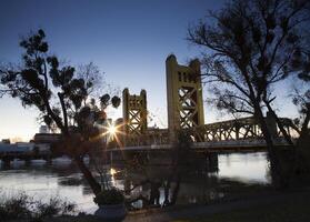 amanecer río puente ciudad Dom llamarada Sacramento foto