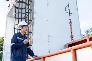 mantenimiento y inspector. mantenimiento ingenieros son utilizando walky hablando a informar el resultados de inspección de edificios y estructuras irrigación ingenieros son explorador compuerta sistemas foto