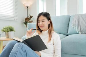 inspiración, escritora, escritura, creativa, recreación para imaginar, hermosa mujer joven atractiva de asia escribiendo ideas en un cuaderno, lista de tareas, buen trabajo de pensamiento, periodista, elegante, imagen de ensueño, relajarse foto