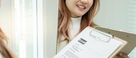 hermosa mujer preparando antes de trabajo entrevista, edificio confianza, trabajo solicitantes currículum a posición vacantes, encontrar humano. humano recurso, letras, competencia, nuevo graduado, mirando para trabajo foto