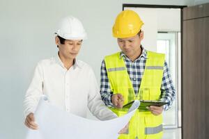 inspector ingeniero y propietario proyecto es inspeccionando construcción y calidad garantía nuevo casa. ingenieros o arquitectos o contactor trabajo a construir el casa antes de entrega eso terminado a el dueño de casa foto