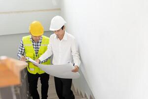 inspector ingeniero y propietario proyecto es inspeccionando construcción y calidad garantía nuevo casa. ingenieros o arquitectos o contactor trabajo a construir el casa antes de entrega eso terminado a el dueño de casa foto