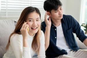 doble tener una cita, engañar en alguien, a tener un arrojar, poco en el lado , cometer adulterio ,poligamia, marido estaba teniendo un amorío. familia problema, infidelidad, divorcio y separado, social problema foto