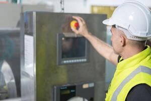 ingenieros o fábrica gerentes vistiendo la seguridad casco inspeccionar el máquinas en el producción línea. utilidad inspector cheque máquina y prueba el sistema a reunirse el estándar. máquina, mantenimiento. foto