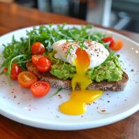 ai generado delicioso aguacate brindis coronado con perfectamente escalfado huevo para sano desayuno foto