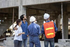 recién Mie Pareja es reunión con Ingenieria contratista a su debajo construcción casa a inspeccionar el edificio Progreso y calidad controlar para hogar propiedad y real inmuebles desarrollo foto