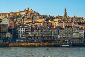 paisaje de ribeira cuadrado a porto por douro río, Portugal foto