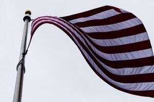 unido estados bandera visto desde abajo en asta de bandera foto