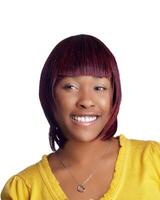 joven negro mujer en amarillo parte superior sonriente foto