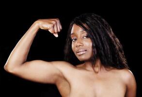 desnudo espalda africano americano mujer demostración bíceps foto