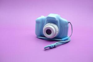 juguete cámara aislado en púrpura antecedentes. azul para niños juguete cámara. foto