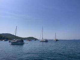 barcos en centro de deportes acuáticos en Croacia foto