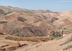 paisaje de desierto, montañas y pueblo en atlas montañas Marruecos cerca Marrakech. foto