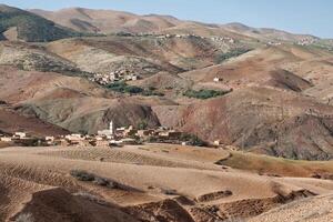 paisaje de desierto, montañas y pueblo en atlas montañas Marruecos cerca Marrakech. foto