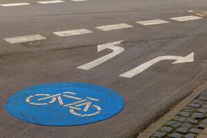 un bicicleta camino a un intersección foto