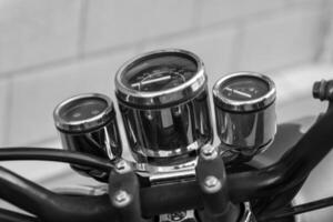 un velocímetro desde un motocicleta en negro y blanco foto