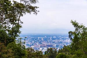panorámico ver de ciudad y tropical selva chiang mai tailandia foto