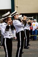 marysville, California, 2011 - niña y chico adolescentes jugando instrumentos en de marcha banda desfile foto