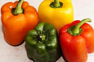 cuatro campana pimientos verde rojo amarillo naranja juntos foto