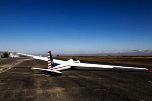 enrojecimiento, California, 2012 - planeador sentado en pista pequeño rural aeropuerto foto