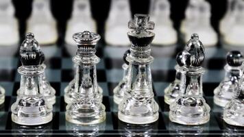 vaso ajedrez piezas conjunto arriba en comenzando ubicaciones en tablero foto