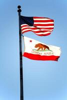 retroiluminado unido estados y California banderas azul cielo foto