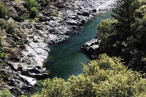 río visto desde encima rocoso apuntalar y arboles foto