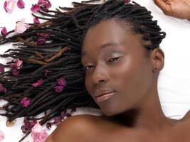 negro mujer retrato con flor pétalos reclinable foto