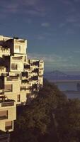 alto edificio con balcones video