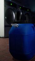 un azul barril con un negro tapa video