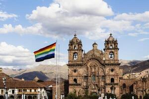 cusco bandera volador en plaza Delaware armas Perú foto