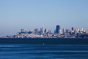 san francisco, California, 2011 - paisaje urbano con extensión de bahía y azul cielo foto