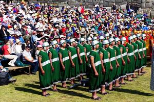 cusco, Perú, 2015 - Inti Raymi festival hombres en verde soldado disfraz sur America foto