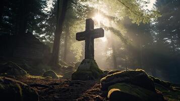 ai generado cruzar en medio de brumoso bosque. cristiano símbolo entre rocas y arboles concepto de hallazgo el camino y fe. ai generado foto