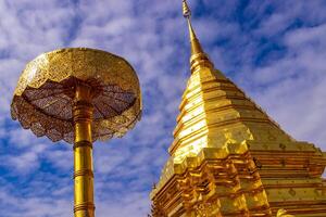 dorado wat phra ese doi suthep templo templos chiang mai tailandia foto