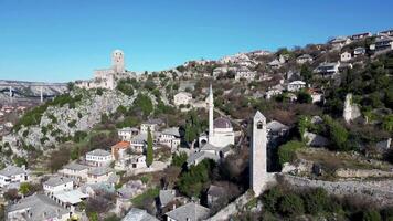 aereo Visualizza di il storico urbano luogo di pocitelj, un' tradizionale vecchio villaggio a partire dal bosnia e erzegovina. video