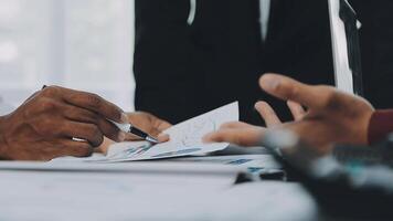 réunion du directeur financier discutant des statistiques financières sur le succès du projet de croissance de l'entreprise, investisseur professionnel travaillant sur un projet de démarrage pour un plan stratégique avec document, ordinateur portable et tablette numérique. video