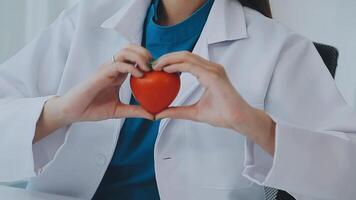 anatomico modello di il umano cuore nel medico mani. cardiologico consultazione, trattamento di cuore malattie. medico concetto video